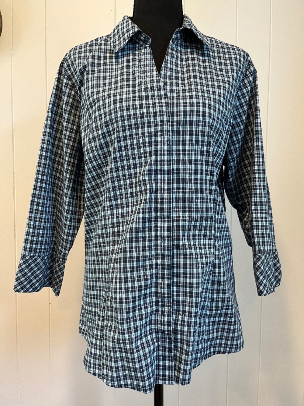 Riders by Lee Blue V-Neck Hidden Button Down 3/4 Cuffed Sleeves Easy Care sz L